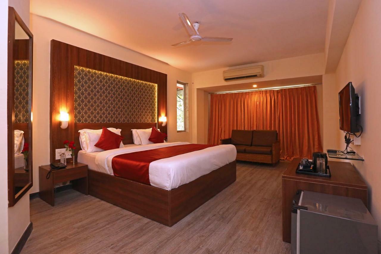 Hotel Shantidoot, Dadar Mālād Buitenkant foto